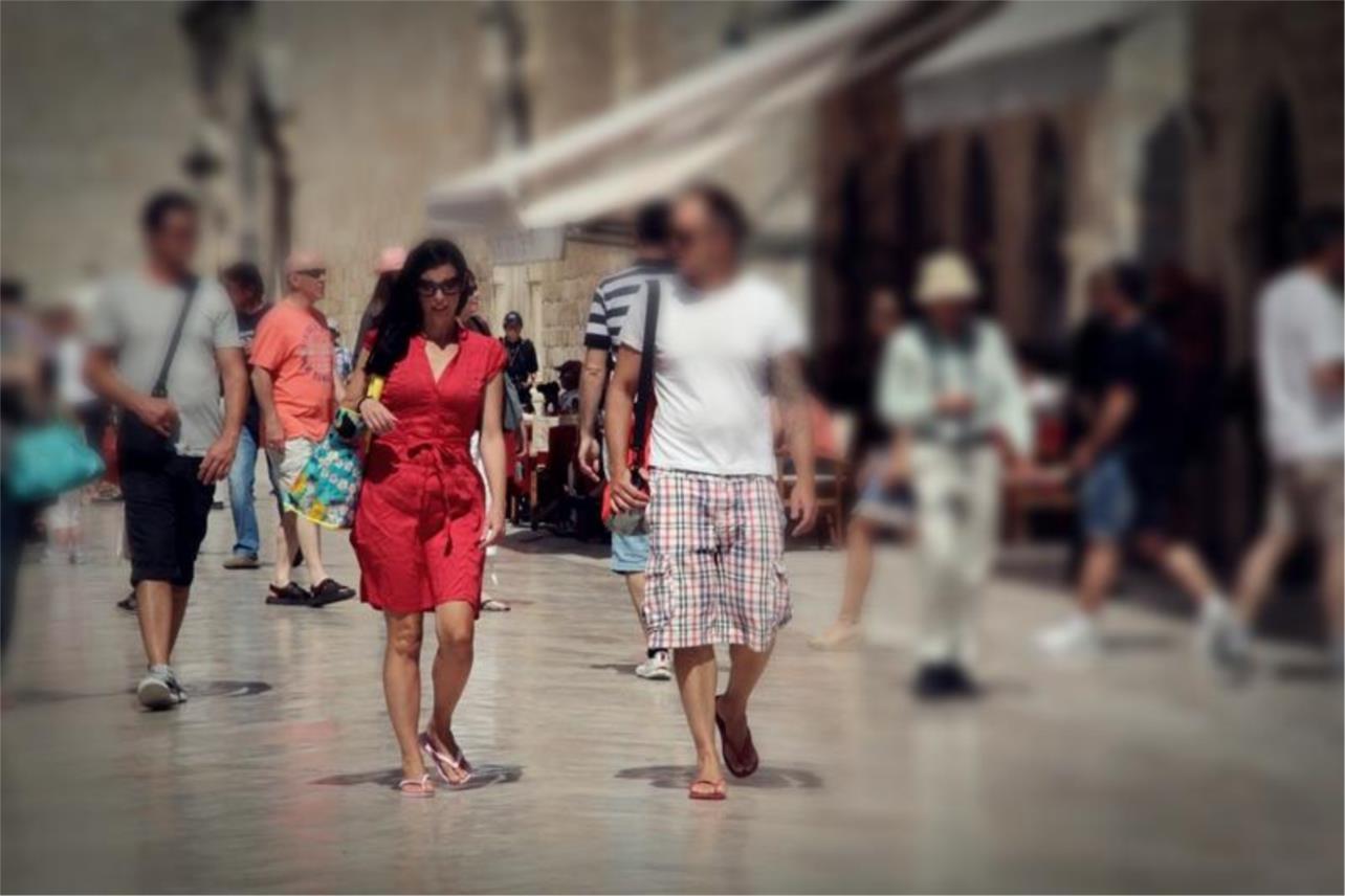 Stradun djevojke u ljetnim haljinama 0