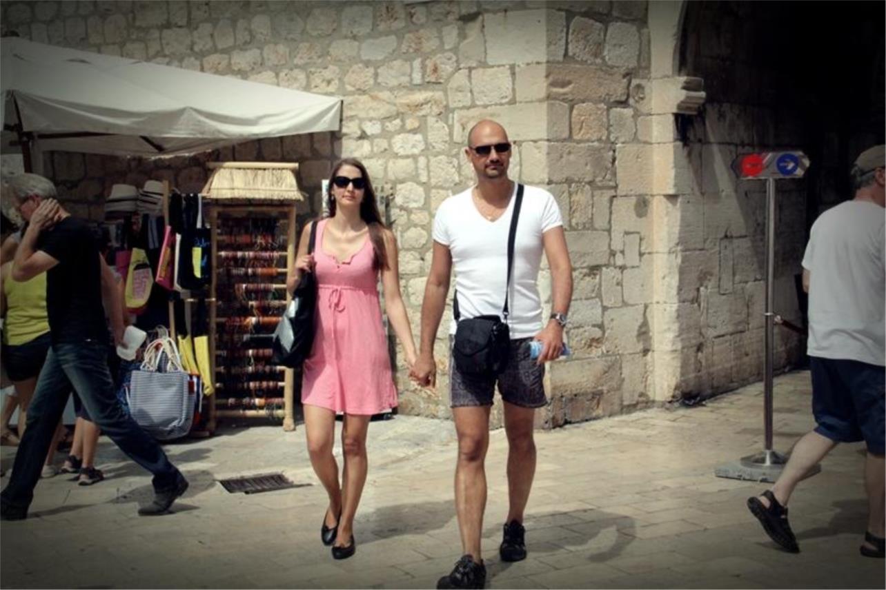 Stradun djevojke u ljetnim haljinama 0