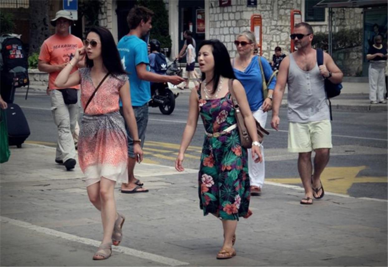 Stradun djevojke u ljetnim haljinama 0