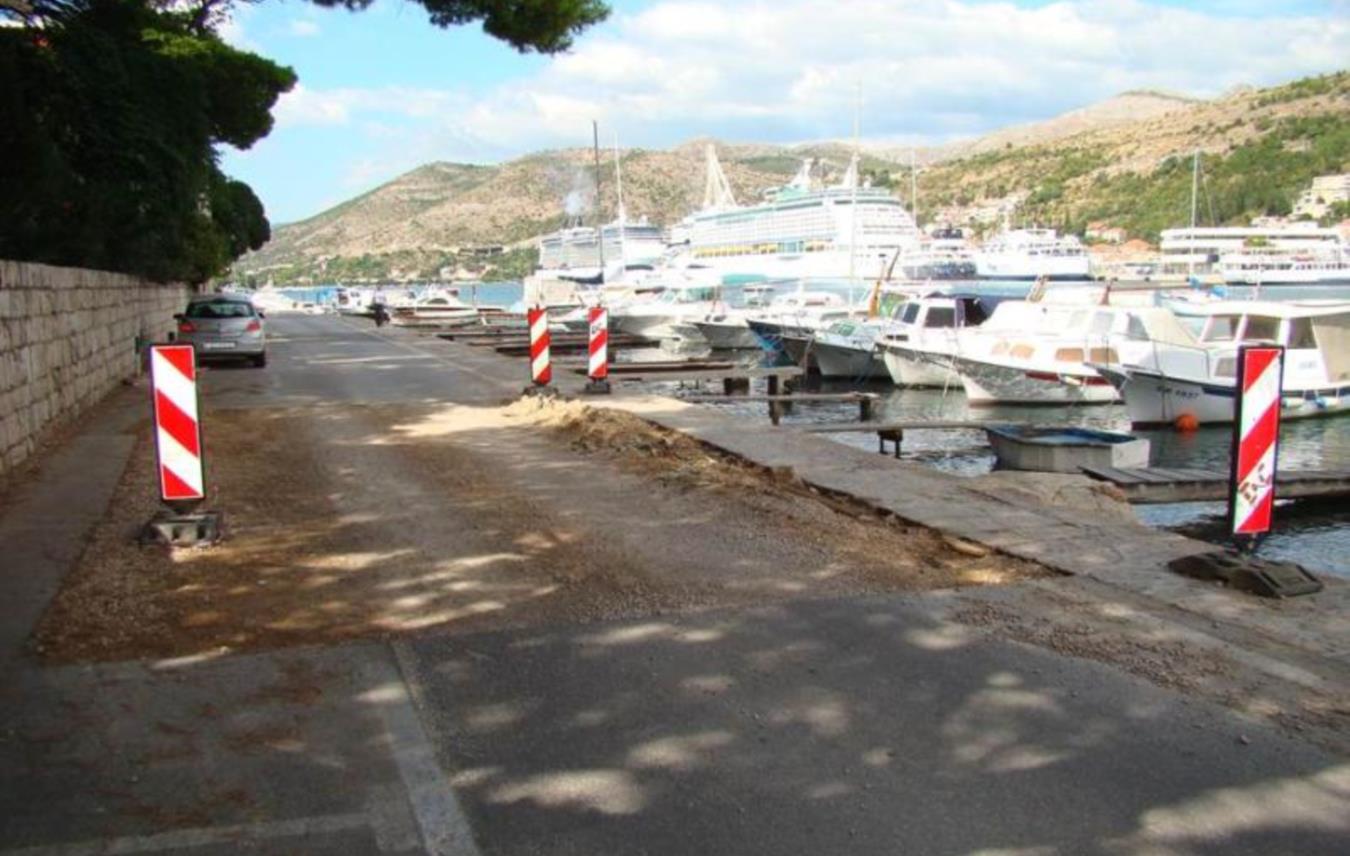 Sanacija vodovodne cijevi na Lapadskoj obali uzrokovala je prometne poteškoće, jer dostava asfalta kasni
