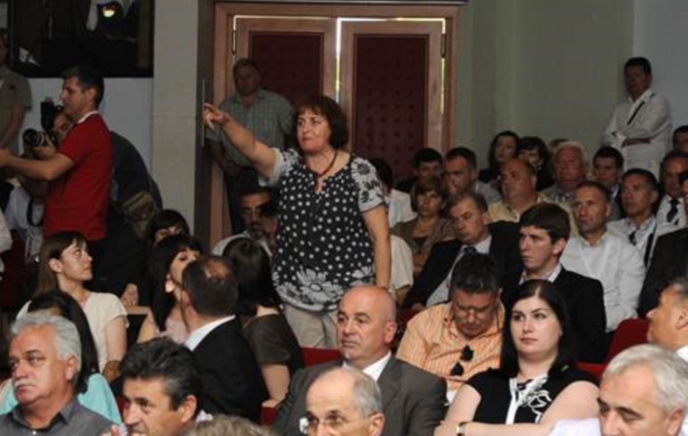 Žena prekinula Kosor uzvikujući parole 'Živjela suverena Hrvatska! Ovo je veleizdaja!' i 'Nećemo u EU'.