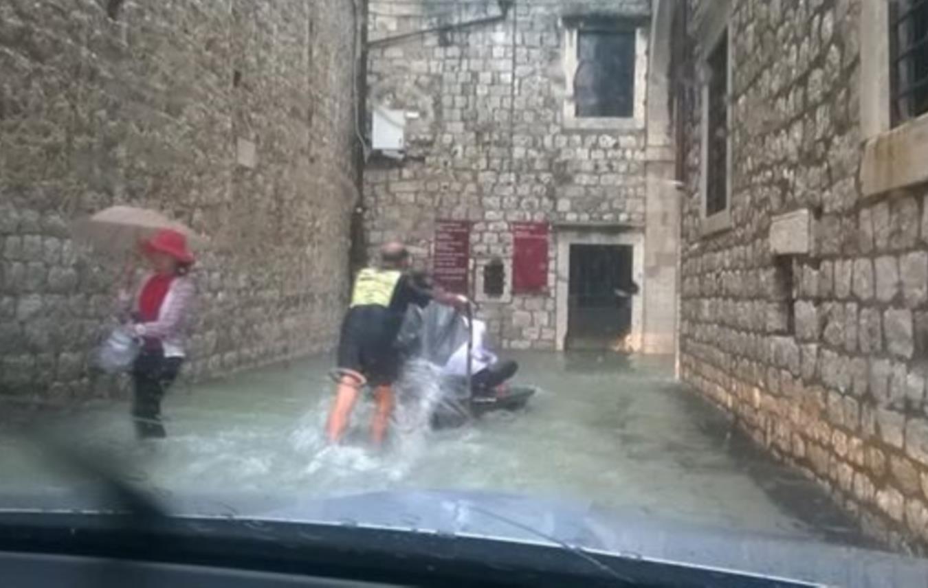 kIŠA DUBROVNIK 