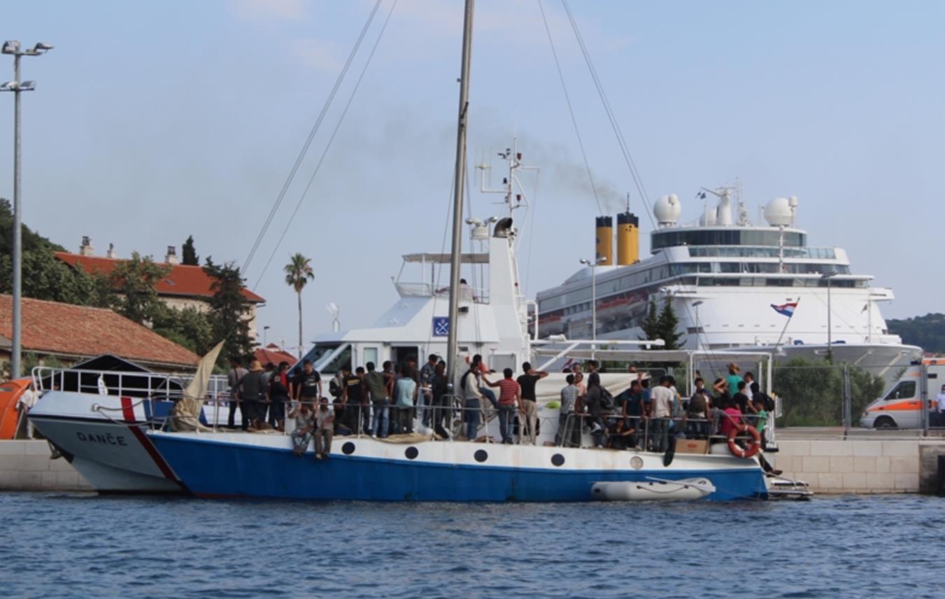 Jedrilica s imigrantima dotegljena u grušku luku