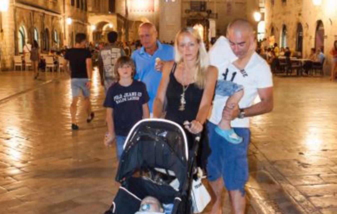 Dina i Davor Štern te Ljubo Pavasović Visković na Stradunu