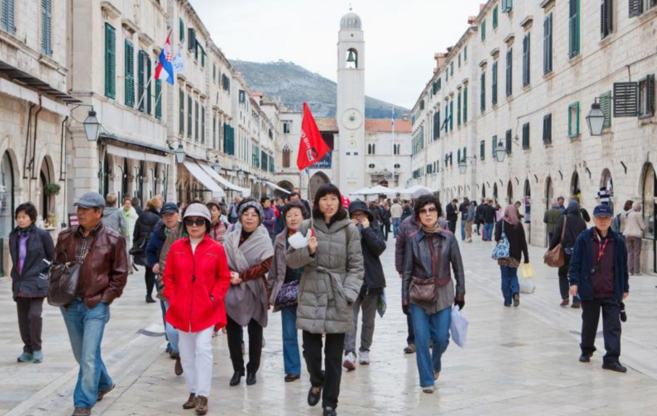 Stradun_turisti