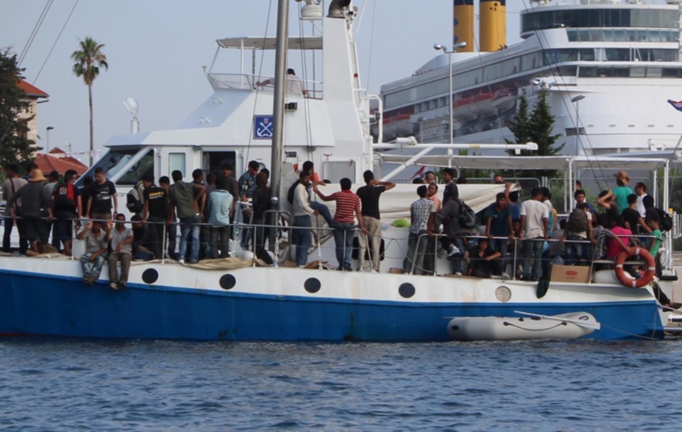 Jedrilica s imigrantima dotegljena u grušku luku