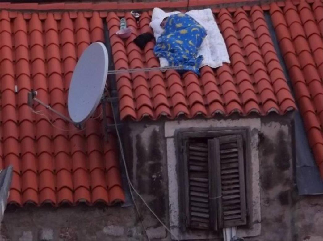 OVO NIKADA NISTE VIDJELI: Spavač na vrućem dubrovačkom krovu (FOTOGALERIJA)