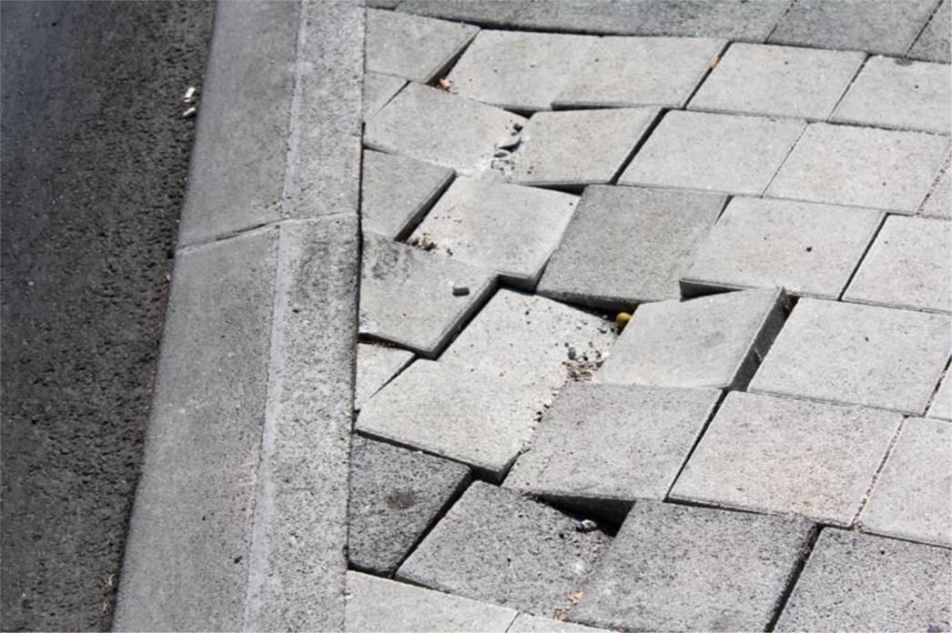 KAD SE RADI NAVRAT-NANOS: Puca asfalt, pucaju i nogostupi! (FOTO)