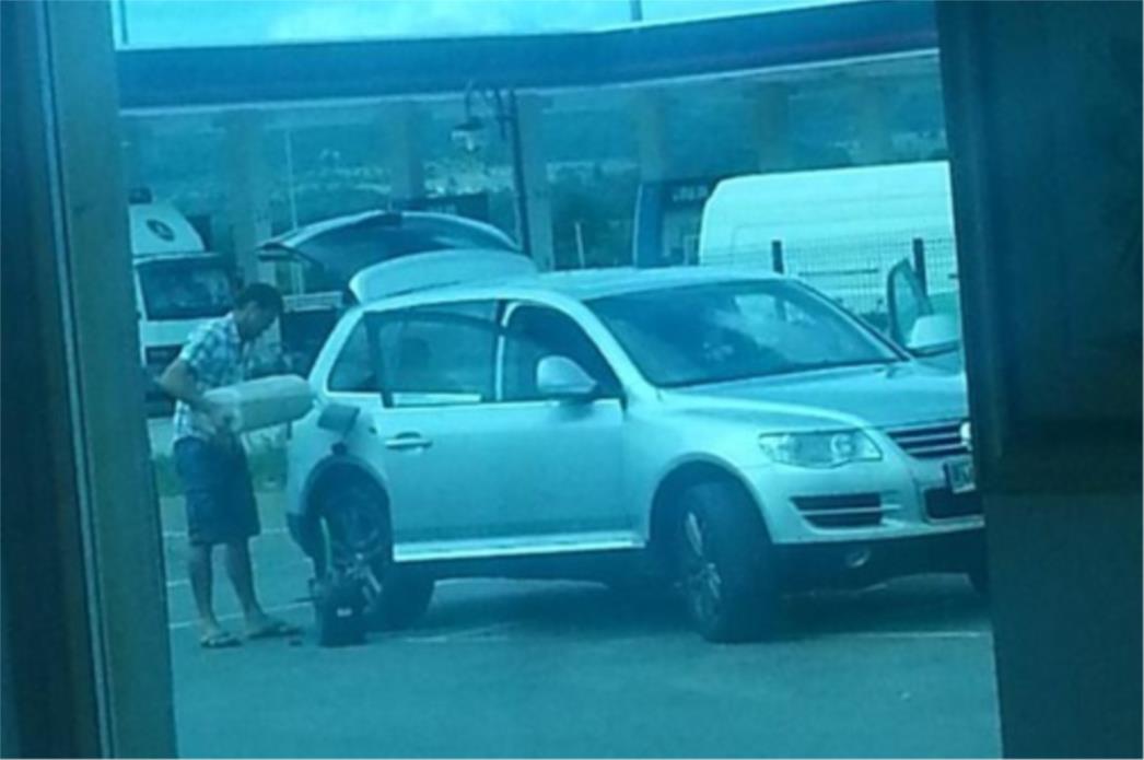 Turisti na Jadran nose i gorivo: Stao kraj benzinske pumpe, izvukao veliki kanister pun goriva i nalio rezervoar
