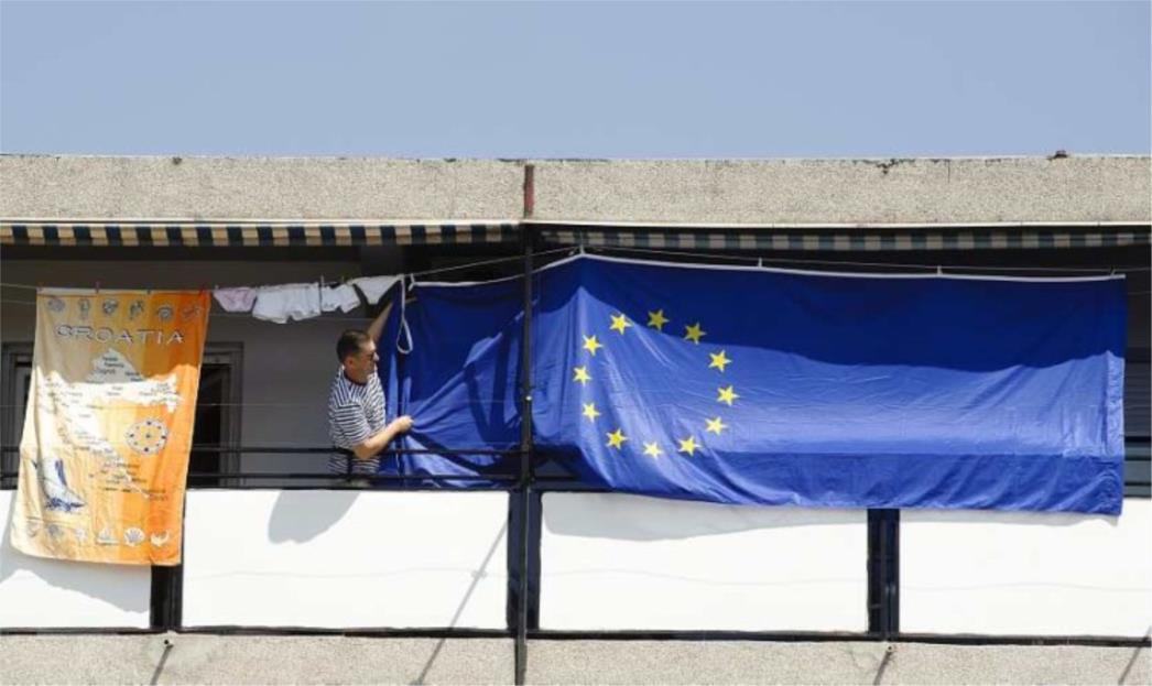 Izvisio zastavu zajedno s donjim rubljem: U EU ostat ćemo bez gaća!