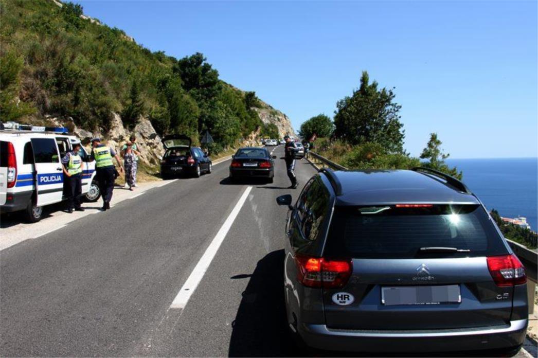  DVOSTRUKI  SUDAR KOD SKRETANJA ZA BOSANKU: Oštećena četiri vozila (FOTO)