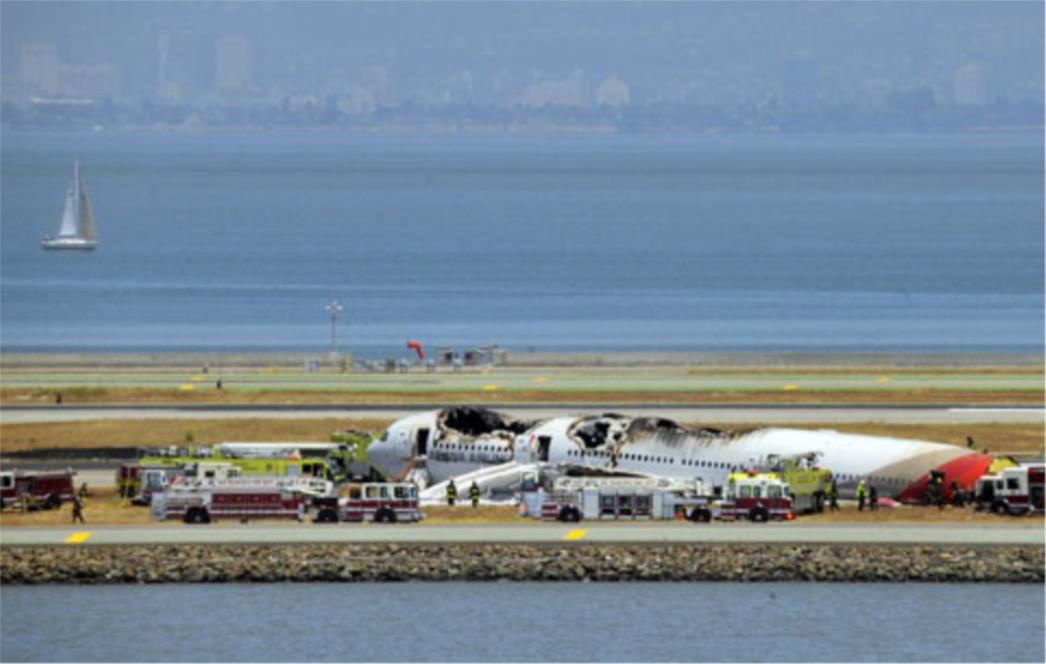 DRAMA U SAN FRANCISCU:  Boeing pri slijetanju udario u pistu i zapalio se, putnici iskakali iz zrakoplova u plamenu