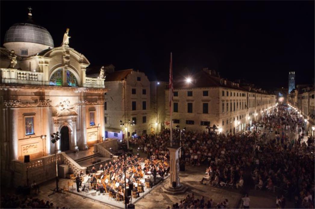 VEČERAS NE PROPUSTITE: Operni gala program s Lanom Kos na Stradunu  