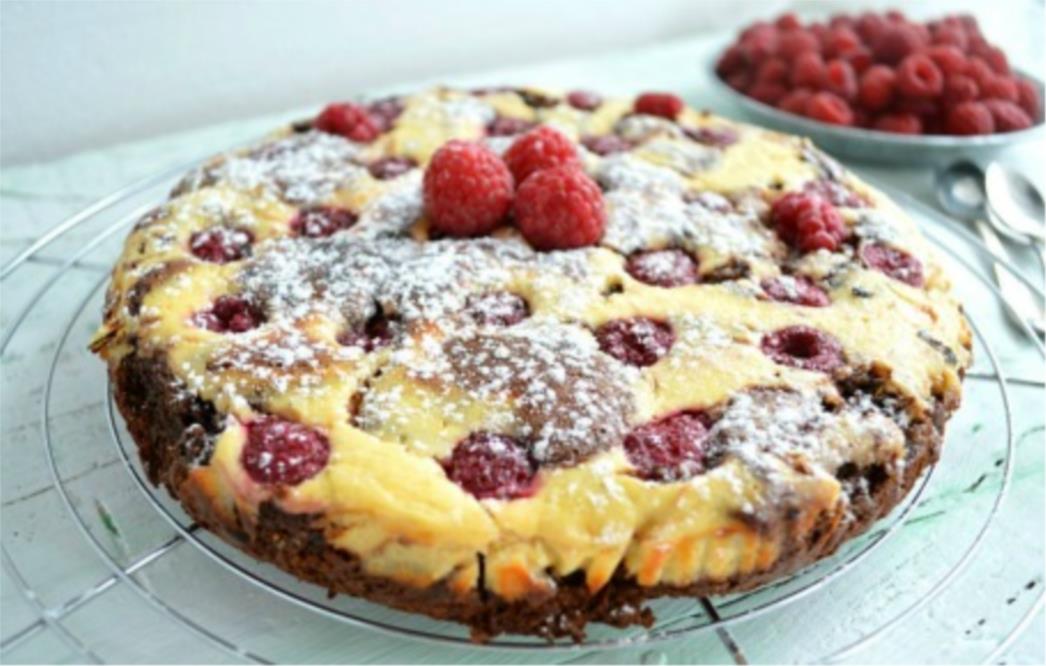 Cheesecake s malinama i pistacijama