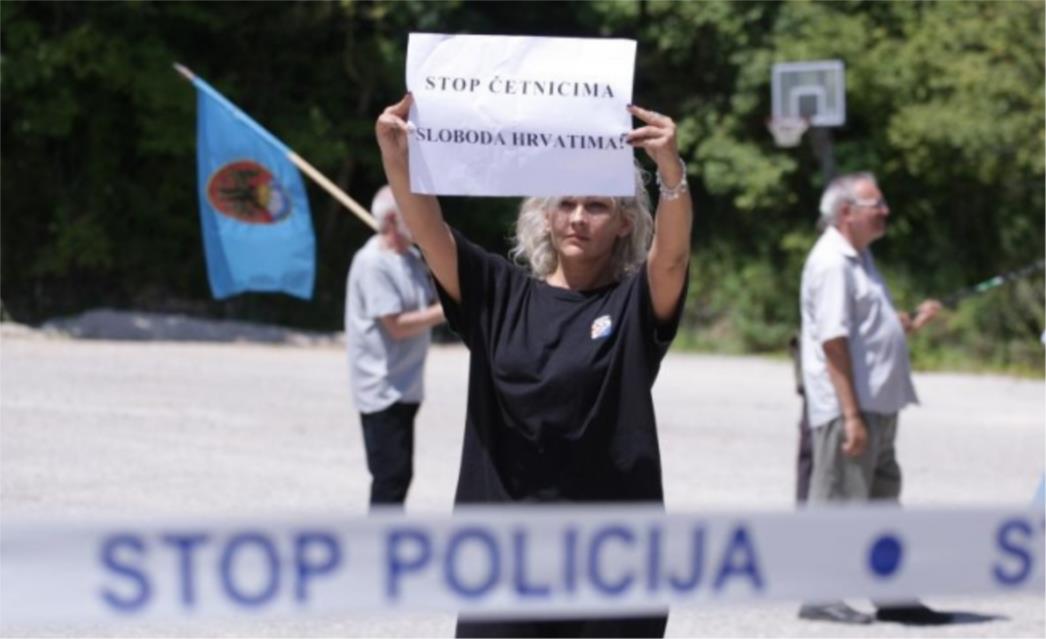 PROFESIONALNA DANGUBA MESIĆ na četničkom derneku pljuje po hrvatskom narodu koji je svirepo ubijan u Srbu