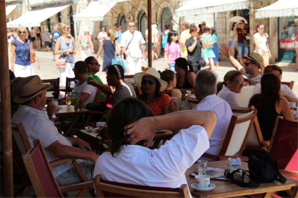 FAMA O ŠOKANTNIM CIJENAMA  KAVE U DUBROVNIKU: Svima skupo, a kafići na Stradunu puni (FOTO)