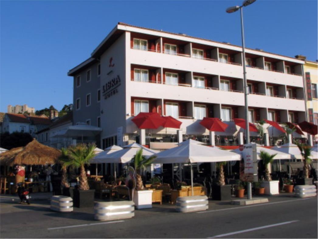 KAOS U SENJU: Poreznici zbog duga zatvaraju hotel pun gostiju! Osoblje ih traži po gradu da izađu iz hotela!