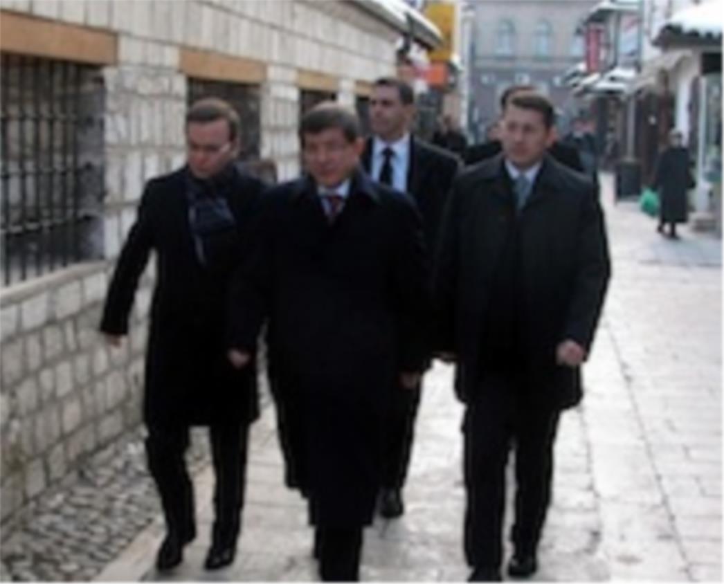 Ministar Davutoglu prošetao Baščaršijom i posjetio mezarje na Kovačima