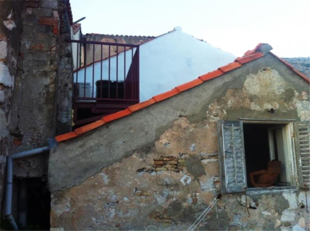 DEVASTACIJE ILI NEŠTO DRUGO: Usred stare gradske jezgre Dubrovnika nenadano 'niknuo' balkon 