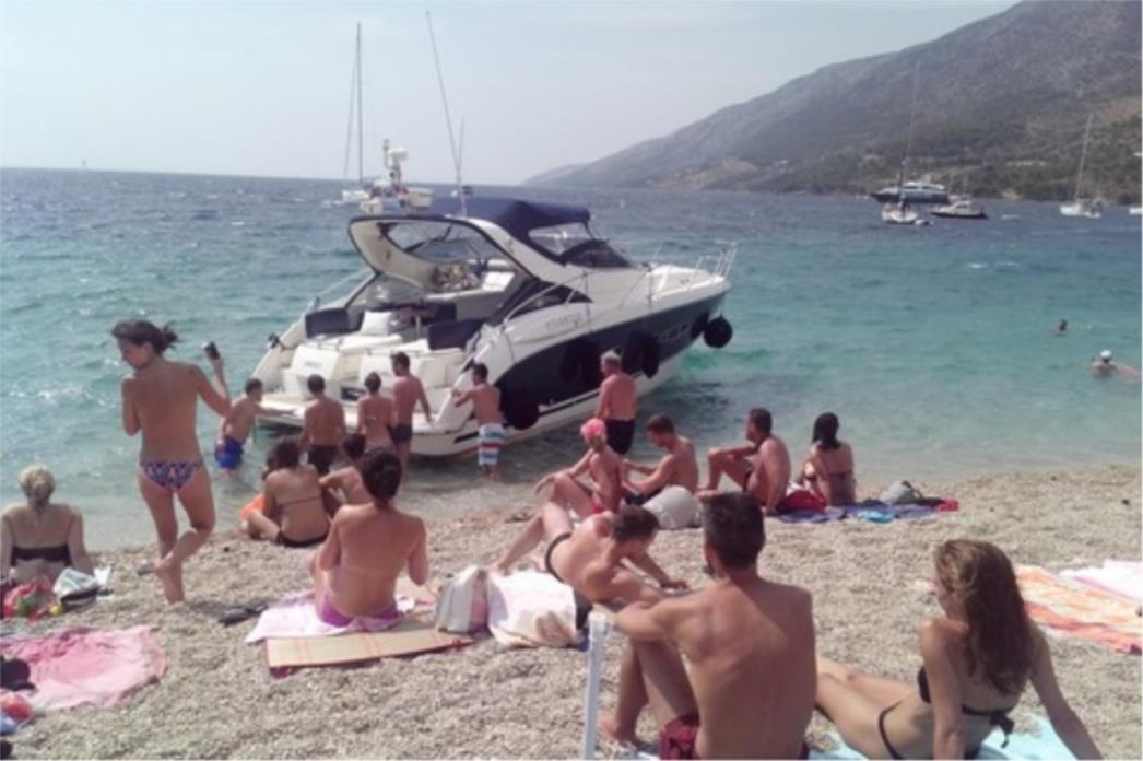 KAOS NA BRAČU: Kupači gurali nasukanu jahtu na plaži! (FOTO)