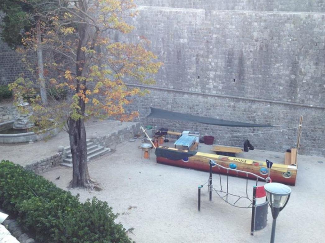 JOŠ SAMO FALE JANJCI NA RAŽNJU: U parku u Pilama drvene klupe, stolovi i kuhinja (!?!)  