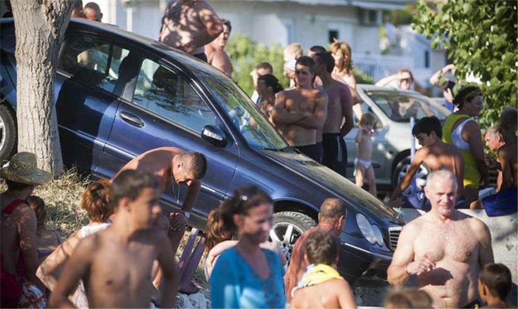 Mercedes skoro završio na plaži (FOTO)