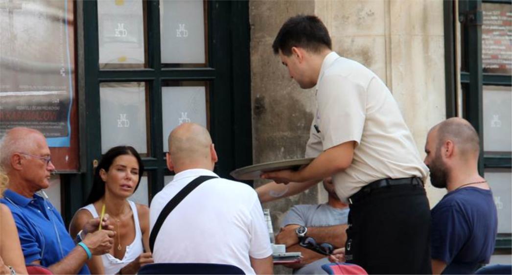 LJETO U DUBROVNIKU: Sanja Duggan s društvom popila kavu na Stradunu