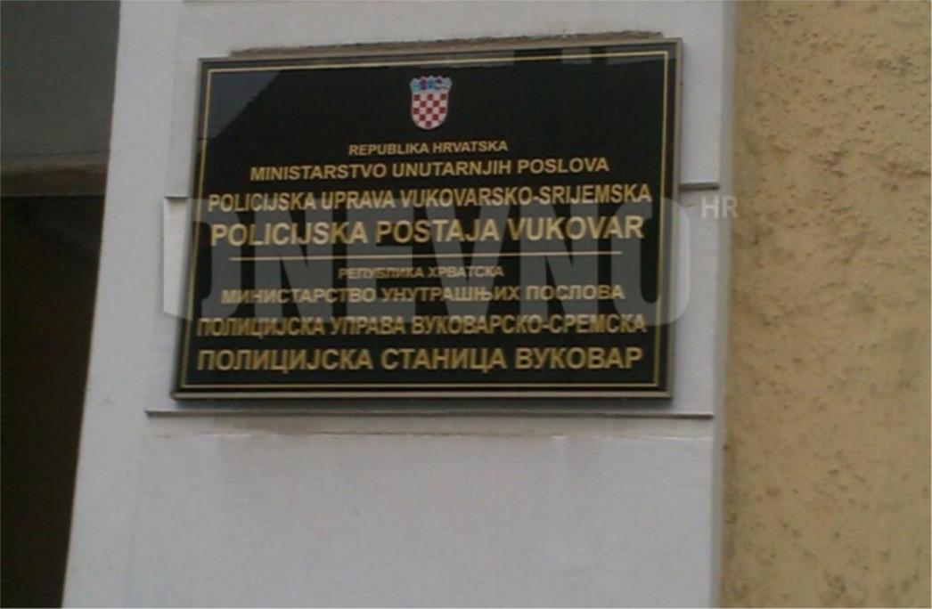 U VUKOVARU GRAĐANSKI NEMIRI: Branitelji čekićem razbili ploče s ćiriličnim natpisima na zgradi Porezne, policije i Državne uprave, jedna policajka ozlijeđena