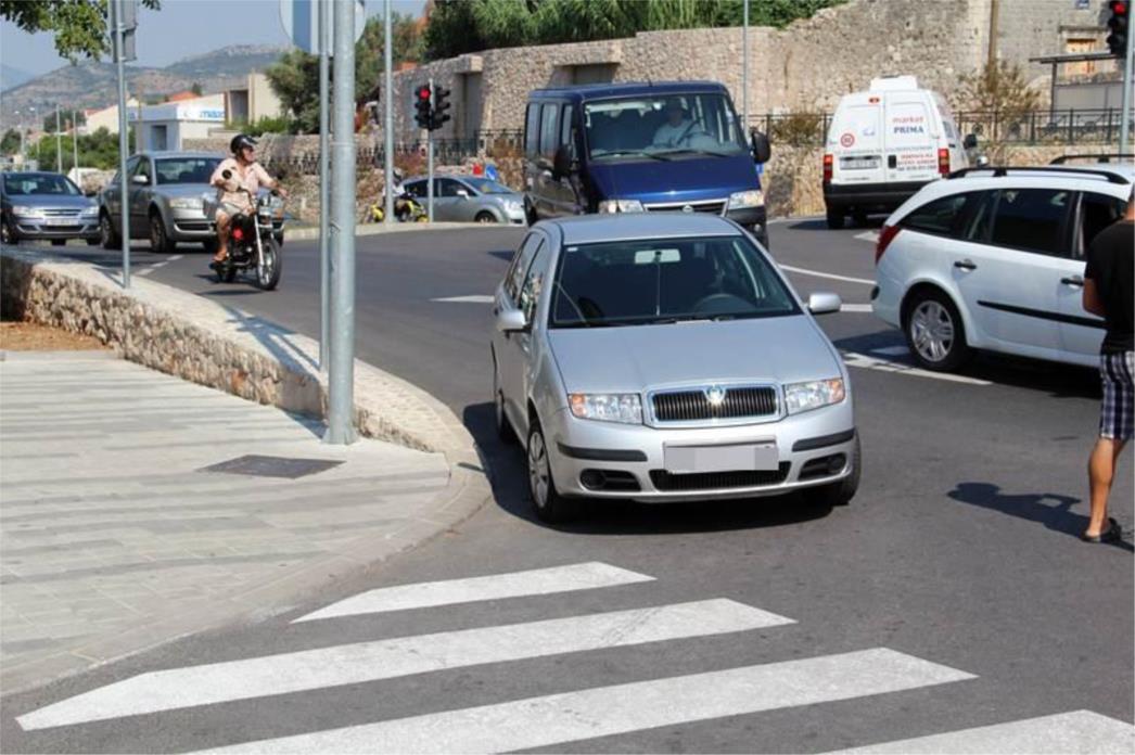 PROMETNA (NE)KULTURA PO DUBROVAČKI : Nepropisno se parkirao pred vratima policije (FOTO)