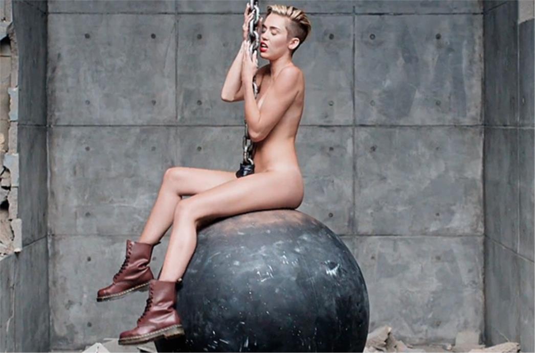 Otac Miley Cyrus malo prokomentirao njezin spot pun golotinje: 'I da je nosila haljinu časne spot bi bio uspjeh'