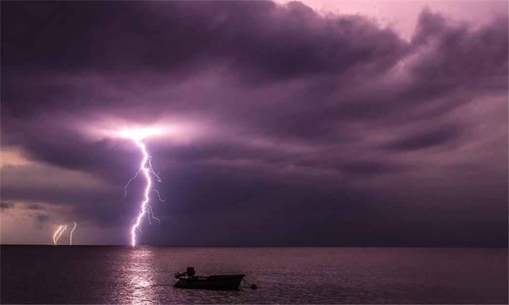 DUBROVNIK:  Lovci na oluje snimili udar munje udaljen svega 50 metara (FOTO, VIDEO)