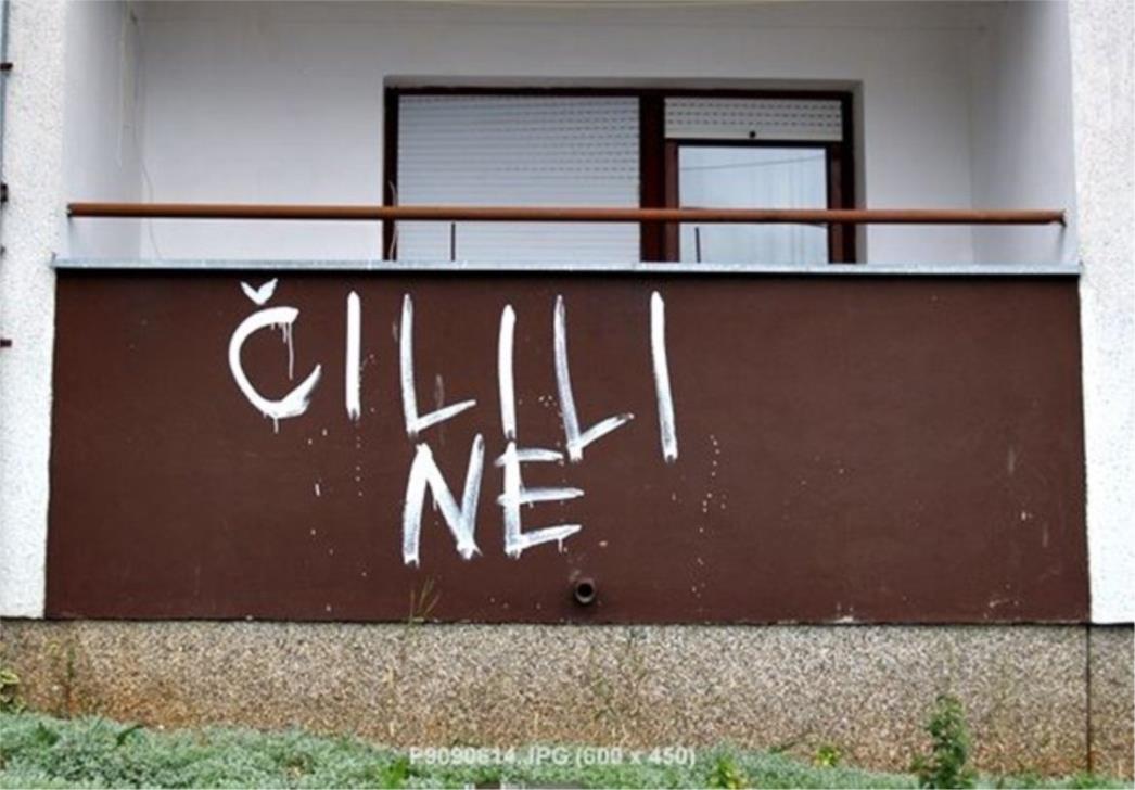 Policajci u centru Siska čuvaju ploču SDSS-a na ćirilici, Pravaši je sutra skidaju!