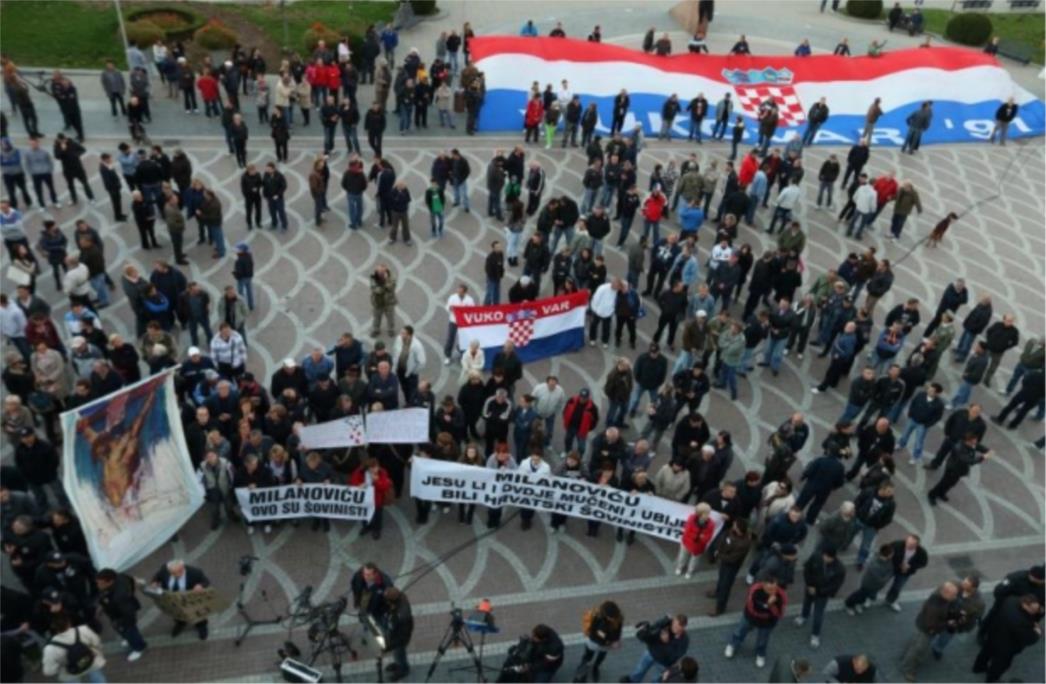 (FOTO) Pogledajte kakve su transparente Vukovarci priredili Milanoviću