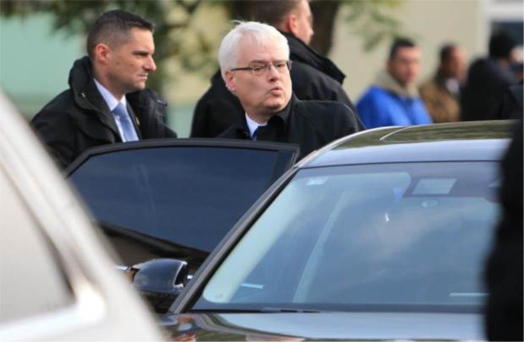 Srpski mediji: Gotovina je jači od države, s generalima blokirao Josipovićevu kolonu u Vukovaru