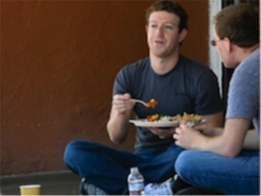Milijarder Zuckerberg jede hranu od tri eura sjedeći na betonu