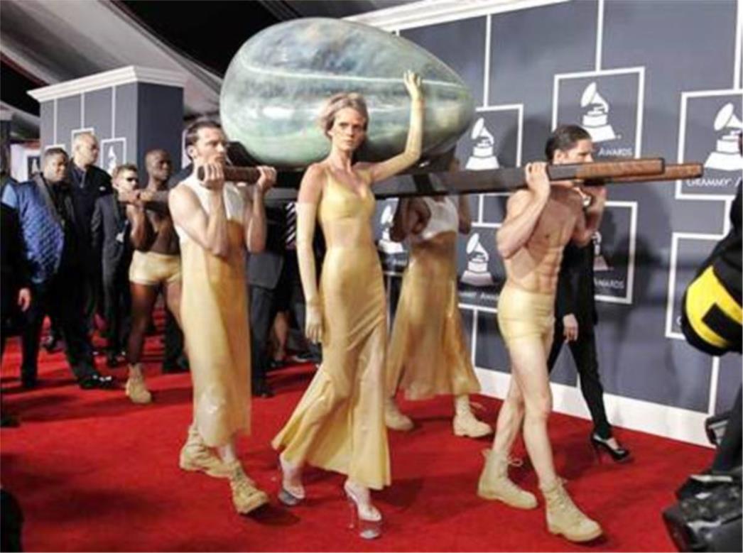  Lady Gaga na dodjelu Grammyja stigla u divovskom jajetu