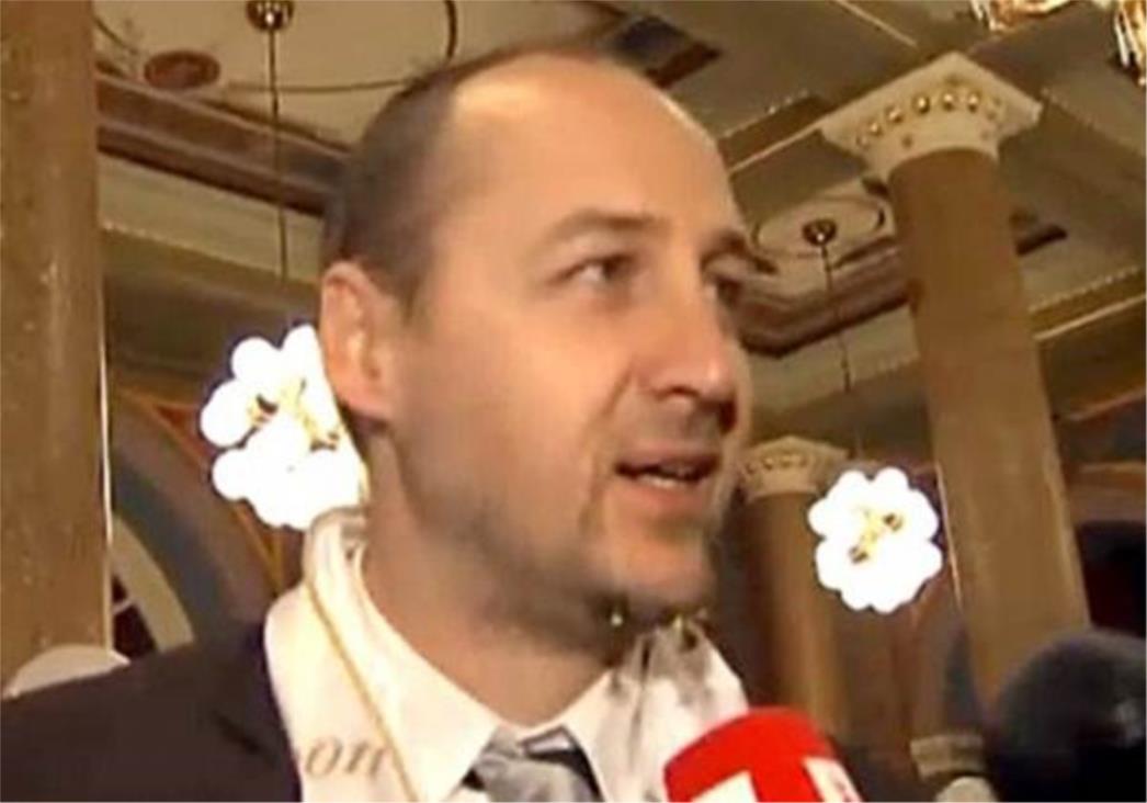 Trendseter Dino Rađa ukrasio bradu metalnim perlicama