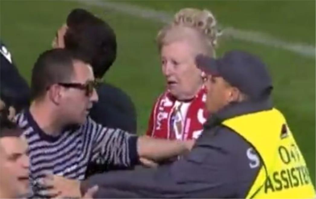 NE MARI ZA GODINE: Baka "huligan" uletjela na teren (VIDEO)