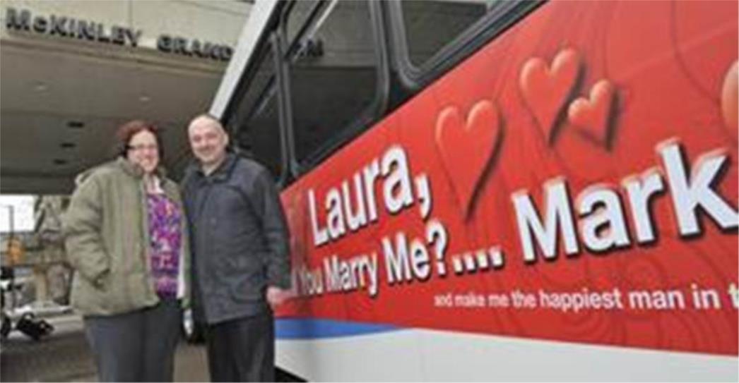 Zaprosio djevojku jumbo reklamom na autobusu
