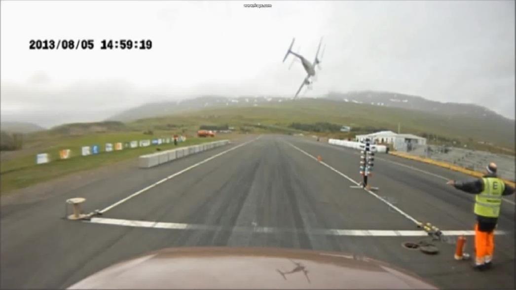 ŠOKANTNA SNIMKA: Avion se zabio u pistu i eksplodirao (VIDEO)