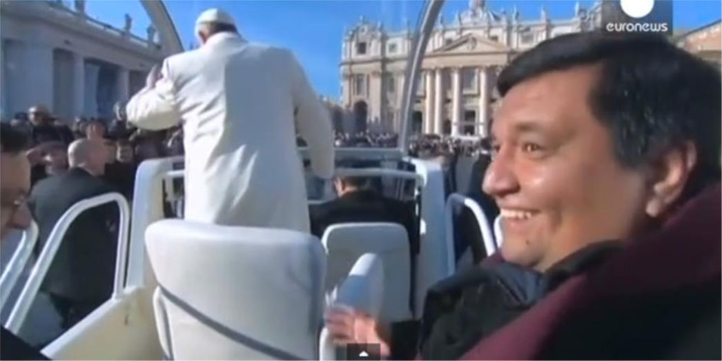 PAPA FRANJO OPET ODUŠEVIO: Pozvao prijatelja da se s njime provoza u papamobilu (VIDEO)