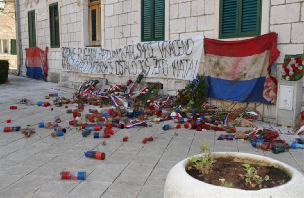 FOTO/VIDEO: Imoćanima je dosta ruganja žrtvama rata - Pokidana hrvatska zastava i razbacane svijeće za poginule branitelje!