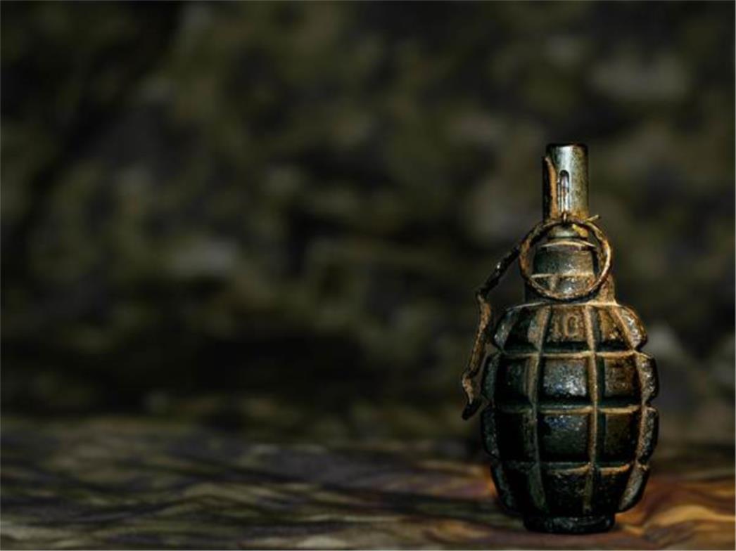  Uz cestu pronašao tri ručne bombe