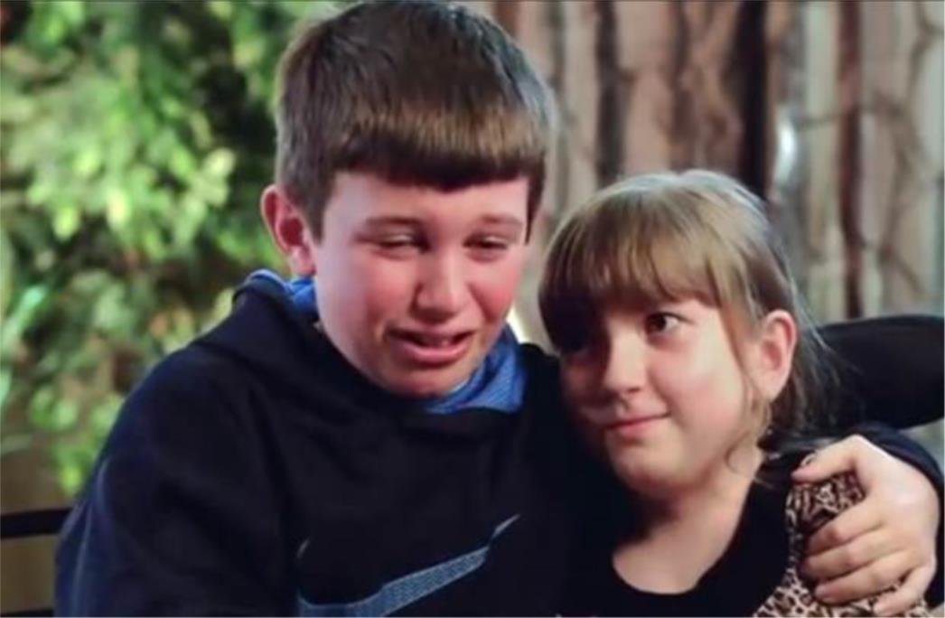 (VIDEO) Nevjerojatna ljubav brata prema bolesnoj sestri