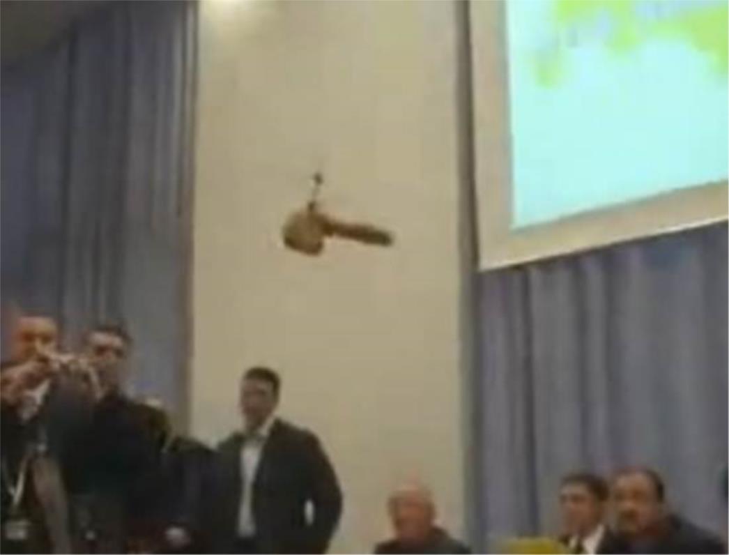  Kasparova usred govora napao - leteći dildo