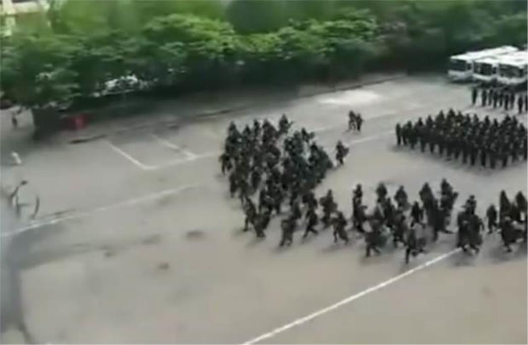 (VIDEO) Sve ste vidjeli, ovo vidjeli niste: Korejska policija koristi drevnu rimsku taktiku kako bi se obranila od huligana