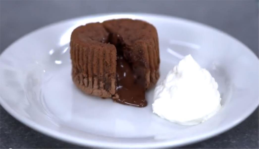 LAVA KOLAČIĆI: Čokoladna bomba od samo 3 sastojka!