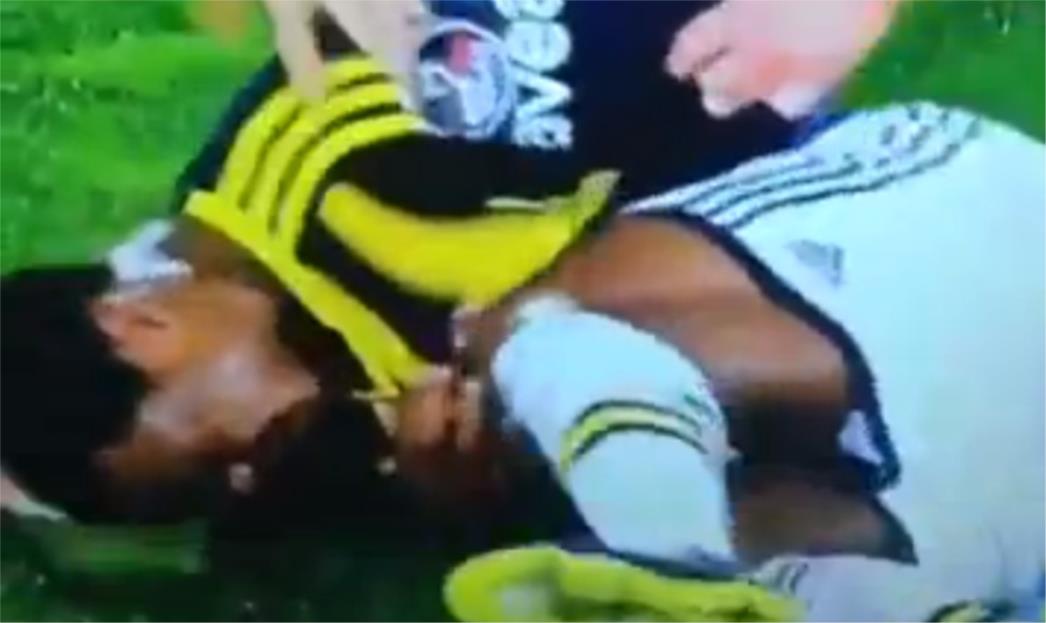 Užas na derbiju: Golman jedva spasio živu glavu! (VIDEO)