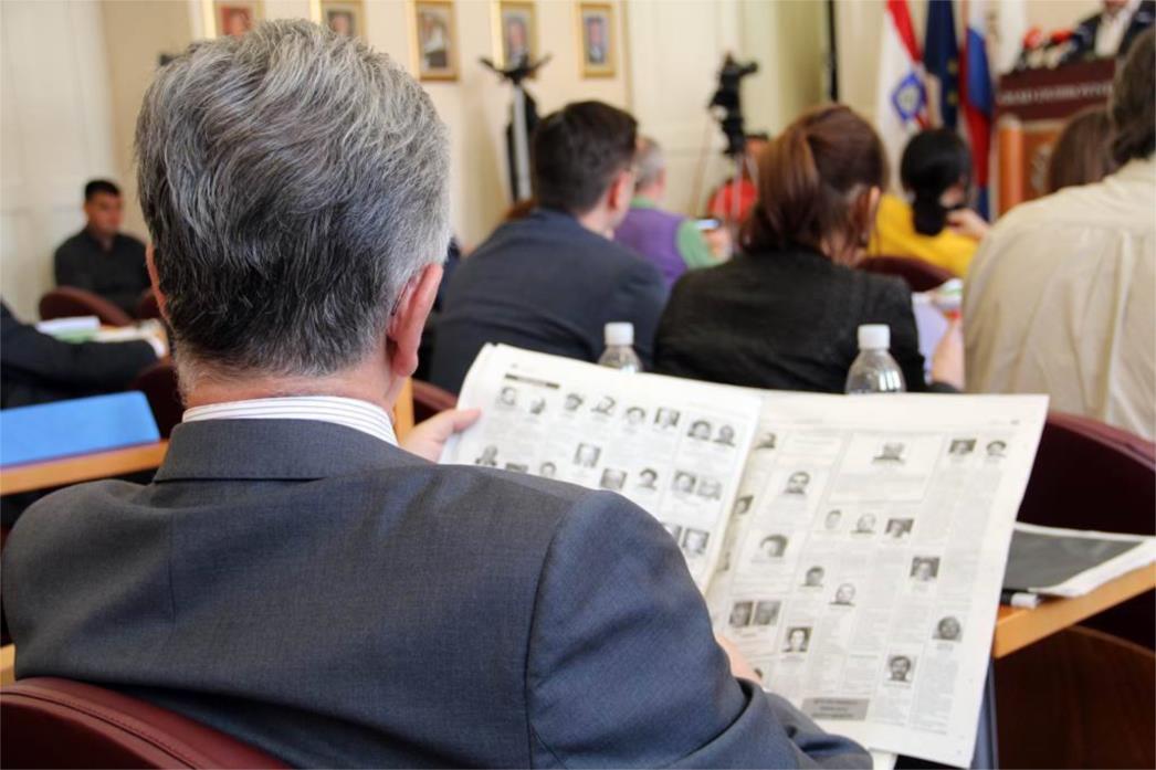 KAKO PROČELNIK PERIĆ UBIJA DOSADU: I osmrtnice su zanimljivije od Gradskog vijeća! (FOTO)