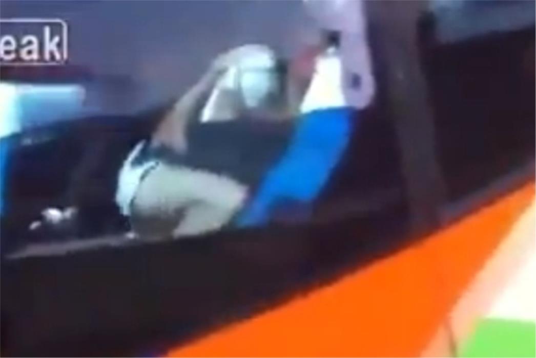 Seks u autobusu pored prozora bez imalo srama (VIDEO)